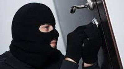 Ev sahibini hədələyib pulunu aldılar – Şəmkirdə film kimi QARƏT