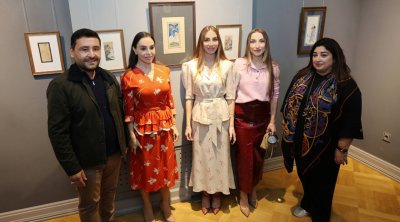 Prezidentin qızları və gəlini sərgidə - FOTO