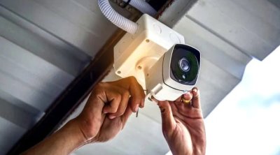 Müharibə iştirakçısı kəndə quraşdırılan kameraları qırdı