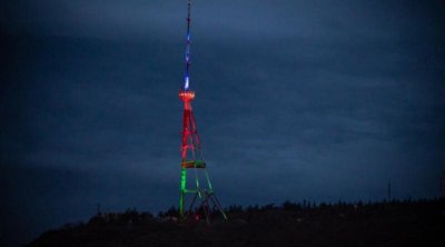 Tbilisidəki televiziya qülləsi Azərbaycan Bayrağının rəngləri ilə İŞIQLANDIRILDI - FOTO