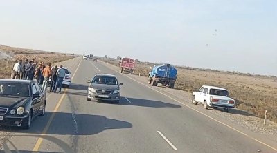 Biləsuvarda minik avtomobili traktorla TOQQUŞDU - FOTO