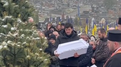 Tükürpədici kadrlar: Ata Ternopolda rusların öldürdüyü övladının tabutunu beşik kimi yellədi - FOTO/VİDEO