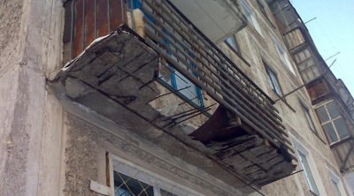 Bakıda binanın eyvanı UÇDU - Xəsarət alan var