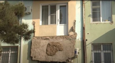 Bakıda binanın eyvanı UÇDU - Xəsarət alan var