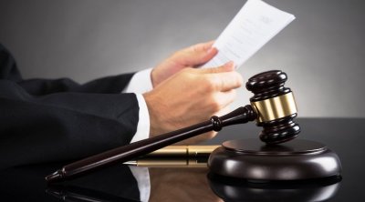 62 minlik dələduzluqla həbs edilən qadın BƏRAƏT ALDI