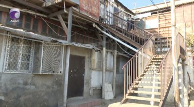 İki əsrə aid bina hər an çökə bilər – Sakinlər TƏHLÜKƏDƏ - VİDEO