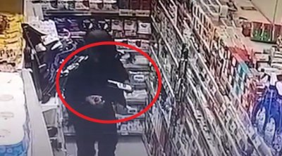 Binəqədidə quldurluq: Marketə bıçaqla basqın edib kosmetik məhsulları taladılar – ANBAAN VİDEO