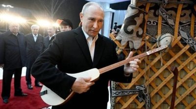 Putin komuz çaldı – VİDEO