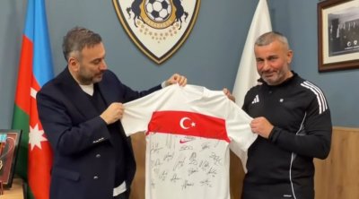 Ertem Şenerdən Qurban Qurbanova maraqlı hədiyyə - VİDEO