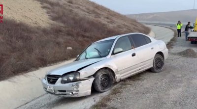 Avtomobil su kanalına aşdı - Ər-arvad xəsarət aldı - VİDEO