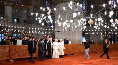 Papanın Sultan Əhməd məscidindəki hərəkəti gündəm oldu – VİDEO