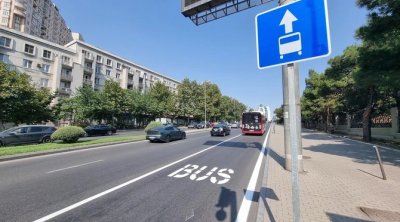 Daha bir küçədə avtobus zolağında minib-düşmə yeri yaradıldı – FOTO