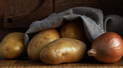 Soğanla kartofu eyni yerdə saxlamayın - DİQQƏT