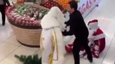 Bakıda supermarketdə Şaxta babalar arasında dava – ANBAAN VİDEO