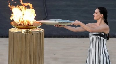 Olimpiya məşəli İtaliyaya belə təhvil verildi – VİDEO