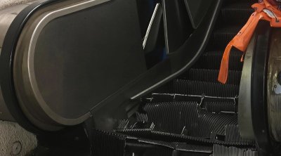 Bakıda yeraltı keçiddə eskalator QIRILDI: Xəsarət alanlar var