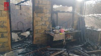 Kürdəmirdə ev yanaraq külə döndü – FOTO