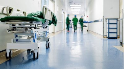 Qadın sevgilisinin başına butulka ilə ZƏRBƏ ENDİRDİ