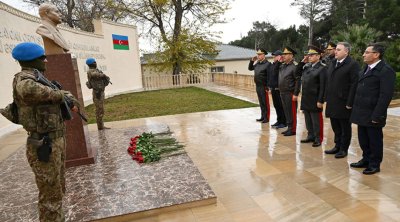 Zakir Həsənov və Özbəkistanın hərbi nümayəndə heyəti komando hərbi hissəsində - FOTO