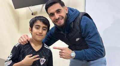 Elvin gündəm olan o uşağı ziyarət etdi - VİDEO