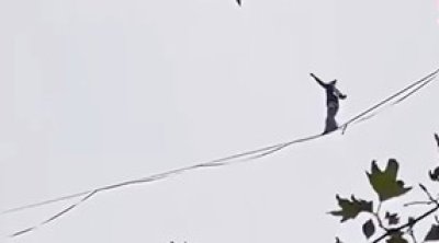 Nəfəs kəsən GÖRÜNTÜ: Qadın hündürlükdə ip üzərində… - VİDEO