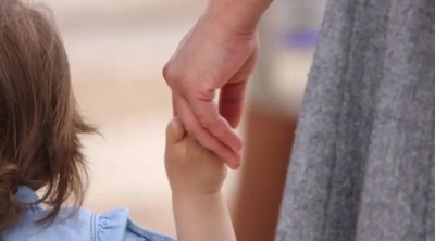 Qubada sərnişin avtobusu ana və övladını vurdu - Ölən var