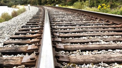 Kürdəmirdə DƏHŞƏT: Qatarın üzərindən keçmək istəyən məktəblini “tok” vurdu