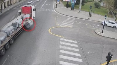 Bakıda yük avtomobilindən düşən çəllək faciəyə səbəb olacaqdı - ANBAAN VİDEO