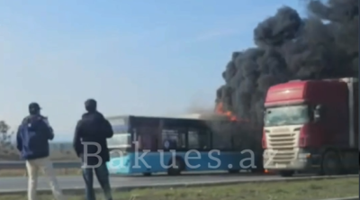Bakı-Sumqayıt yolunda sərnişin avtobusu yanır - VİDEO