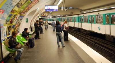 Başörtülü qadın Paris metrosunda TƏHQİR EDİLDİ