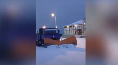 Yollar qardan təmizlənir, duz-qum səpən maşınlar işə salındı &ndash; VİDEO