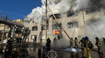 Astanada yanğın - Binanın damı uçdu - FOTO