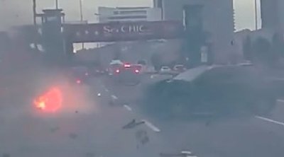 Maneələrə çırpılan avtomobilin mühərriki yandı - ANBAAN VİDEO