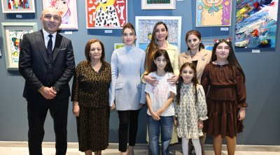 Arzu Əliyeva və Alena Əliyeva “Rənglərdə yaşanan 10 il” sərgisində - FOTO