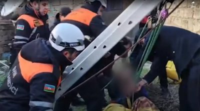 Hövsanda quyuya yıxılan şəxs XİLAS EDİLDİ - VİDEO