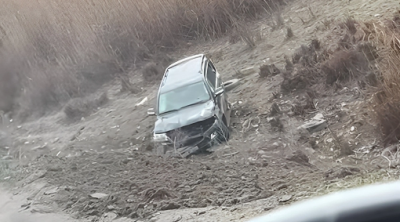 Zabratda avtomobil dərəyə aşdı - VİDEO