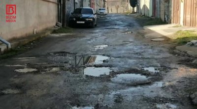 Şəki sakinlərinin yol PROBLEMİ: Bu küçədə piyada və maşınlar çətin vəziyyətdə &ndash; FOTO