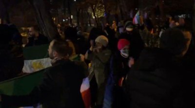 Rza Pəhləvinin tərəfdarları İranın İrəvandakı səfirliyi qarşısında etiraz aksiyası KEÇİRDİLƏR - VİDEO