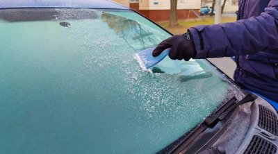 Donmuş avtomobilin ön şüşəsini zədələmədən necə təmizləmək olar? &ndash; Ən təsirli ÜSULLAR