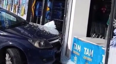 Ağdaşda əyləci tutmayan avtomobil mağazaya girdi &ndash; VİDEO