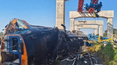 Kran qatarın üzərinə aşdı: 22 ölü, 70 yaralı var &ndash; FOTO/VİDEO