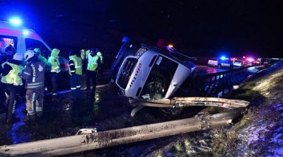 İstanbulda mikroavtobus aşdı - 11 yaralı var