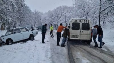 Ağsu aşırımında bir neçə avtomobil yolda qaldı - FOTO