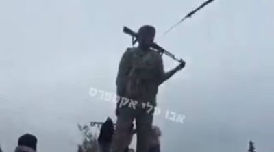 Tabqa şəhərində kürd qadın döyüşçünün heykəlini sökdülər - VİDEO