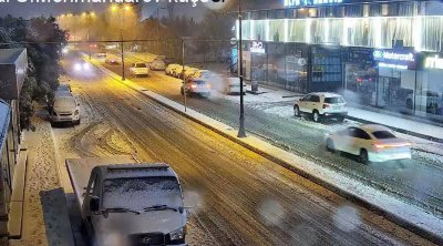 Paytaxt yollarında qar səbəbindən nəqliyyatın hərəkəti çətinləşib - FOTO