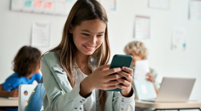 Bu ölkədə məktəblərdə müəllimlərə də telefon qadağası QOYULUR