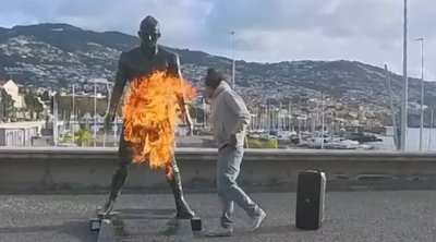 Ronaldonun heykəlini yandırdılar - VİDEO