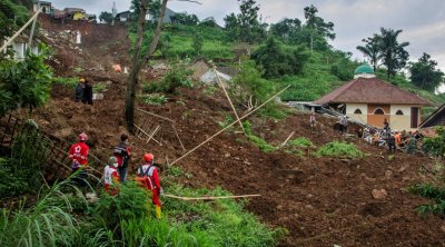 İndoneziyada dəhşətli FƏLAKƏT &ndash; Onlarla insan torpaq altında qaldı &ndash; VİDEO