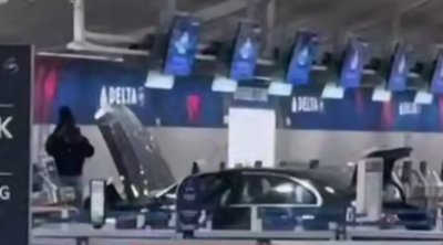 ABŞ-da avtomobil aeroportun girişinə çırpıldı &ndash; Yaralılar var &ndash; VİDEO