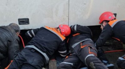 Lənkəranda avtobus onu təmir edən kişinin üstünə aşdı - FOTO